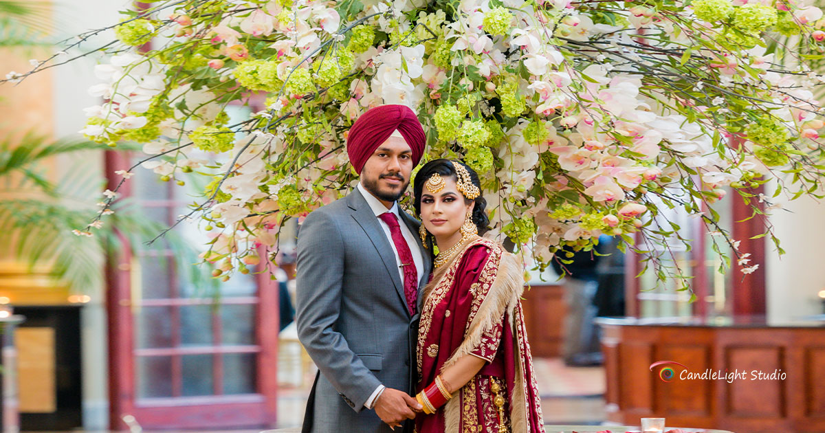 Portrait of a Sikh couple in their wedding attire.